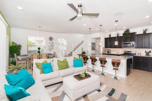 Loughman House | Fantastic townhome in resort style complex