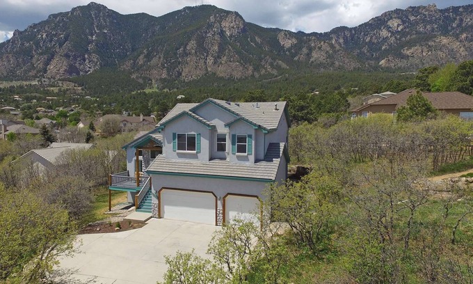 Southwest Colorado Springs House | Fantastic Views,CHEYENNE MTN!Well appointed! 5 Miles to The Broadmoor,Wifi,Cable,AC,Grill,Fire Table