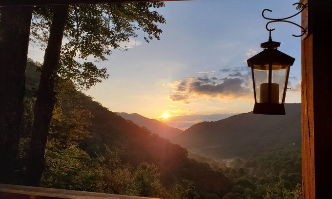 Maggie Valley Cabin | Fantastic Views, Maggie Valley, Sleeps 6, 3 Baths