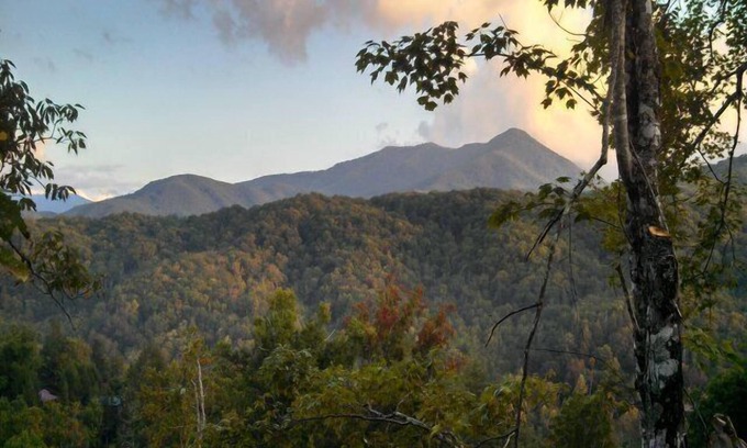 Gatlinburg Cabin | Fantastic views, pool table, Hot Tub, elegantly furnished located just 7 mins from downtown G'burg!