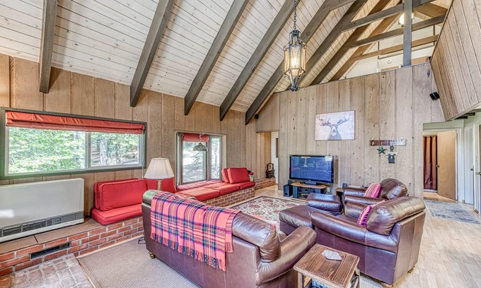 Big Creek Cabin | Fantastic woodsy cabin with furnished deck, gas grill, ping-pong table & WiFi
