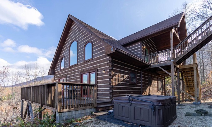 Zionville Cabin | Faraway Skies- 100 mile views Hot tub, total privacy, 20 mins to Boone