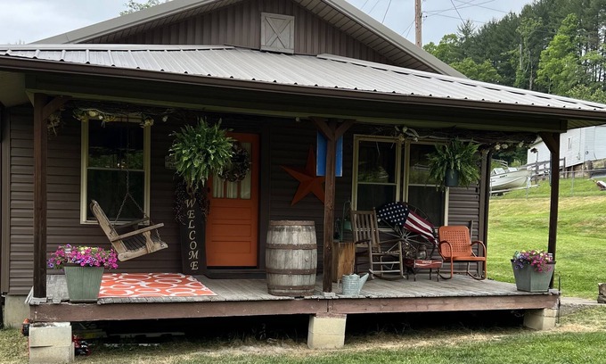 Victor Other | Farm Charm near New River National Park