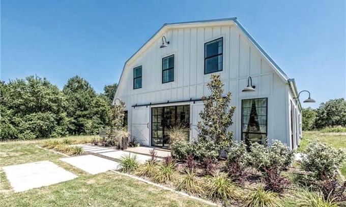 Lacy-Lakeview House | Farmhouse ∙ 1 bedroom ∙ 20 guests