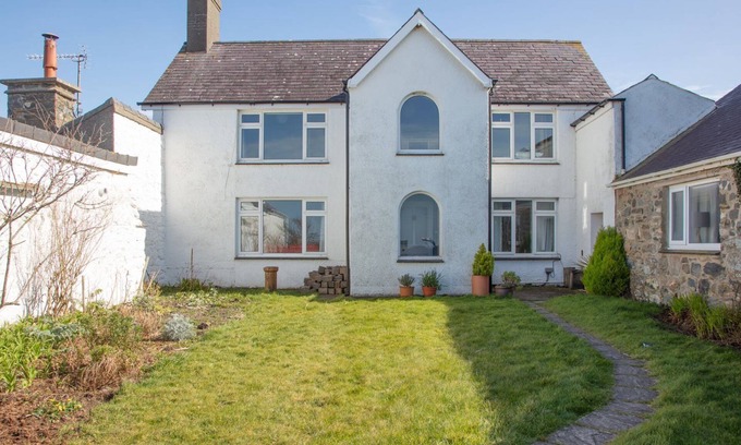 Clynnogfawr Cottage | Farmhouse boasts sea and mountain views and it really is a little slice of paradise.