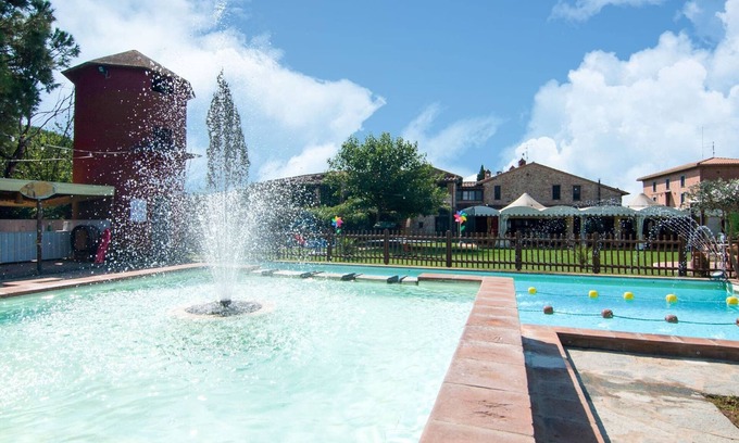 Castiglione del Lago Cottage | Farmhouse by Lake Trasimeno With Pool