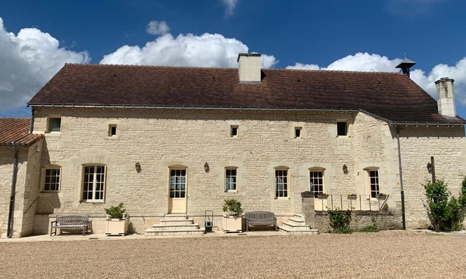 Jaunay-Marigny Villa | Farmhouse in a working winery with vineyard views