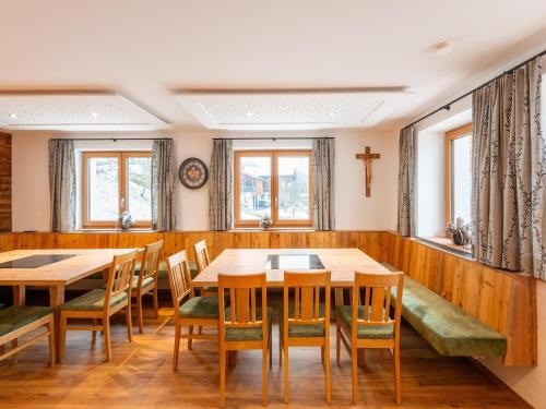 Bramberg am Wildkogel House | Farmhouse in Bramberg with Natural Pond