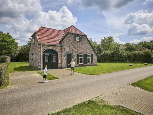 Roggel Villa | Farmhouse in Limburg with Sauna & Hot Tub