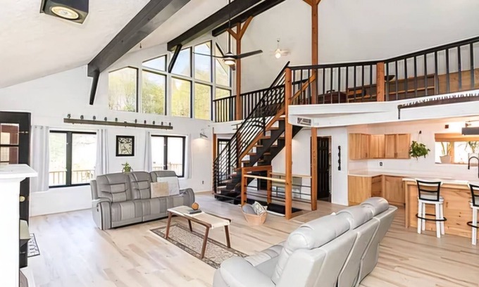 Wilson Creek House | Farmhouse Mansion with fishing pond and hiking. 5-bedroom house WiFi Troutdale