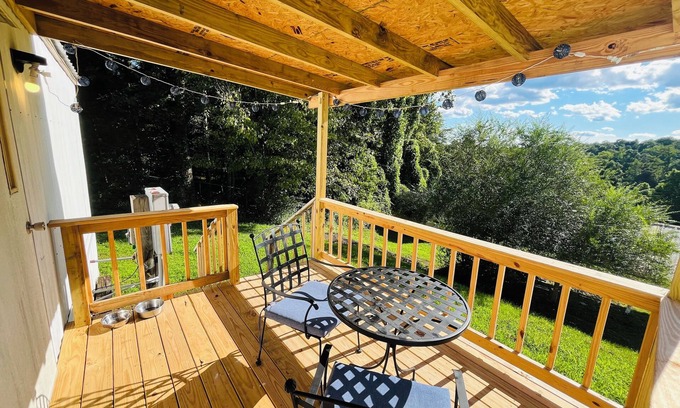 Dayton House | Farmhouse mobile home with Wi-Fi, AC in lovely Dayton