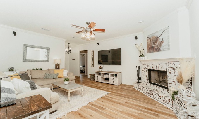 Lubbock House | Farmhouse Retreat W/King Bed, Pet Friendly, Close to Texas Tech & Hospitals.