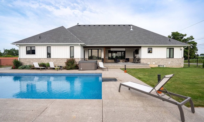 Niagara-on-the-Lake House | Farmhouse with Pool, Hot Tub and Vineyards!
