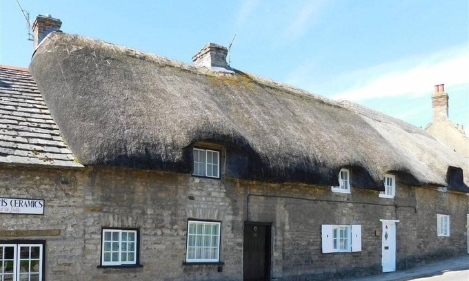 Corfe Castle Village Cottage | FARRIER'S LODGE, romantic, with a garden in Corfe Castle
