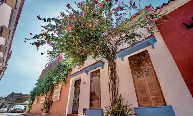 Cartagena Walled City House | Fascinating Casa Trinitarias in Walled City / Pool