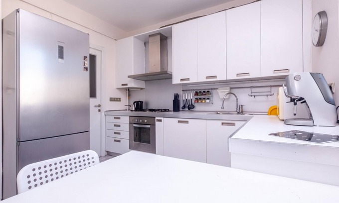 Nisantasi Apartment | Fascinating Flat near City's Mall with Terrace