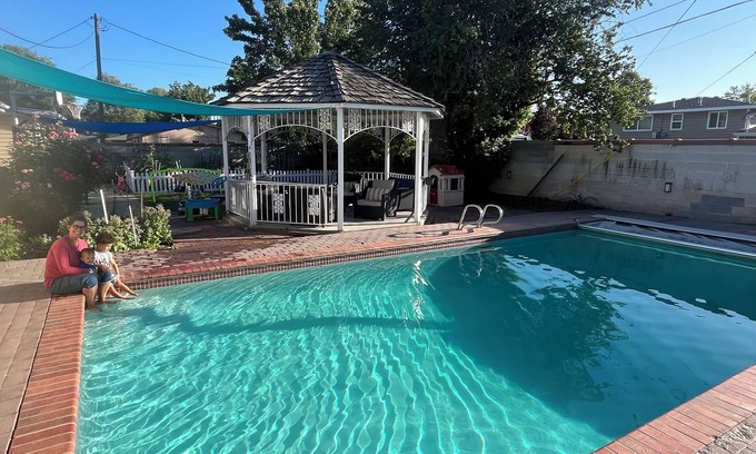 Midvale House | Fast WiFi | Foosball | Close to Conference Centers.