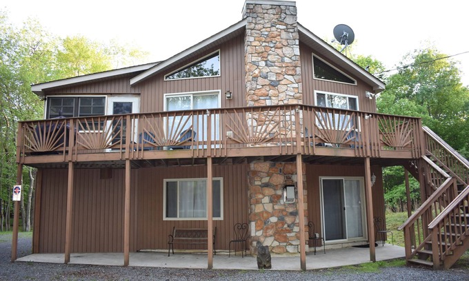 Briar Crest Woods Ski Chalet | Father's Day Getaway! Close to hiking, golf & Raceway!