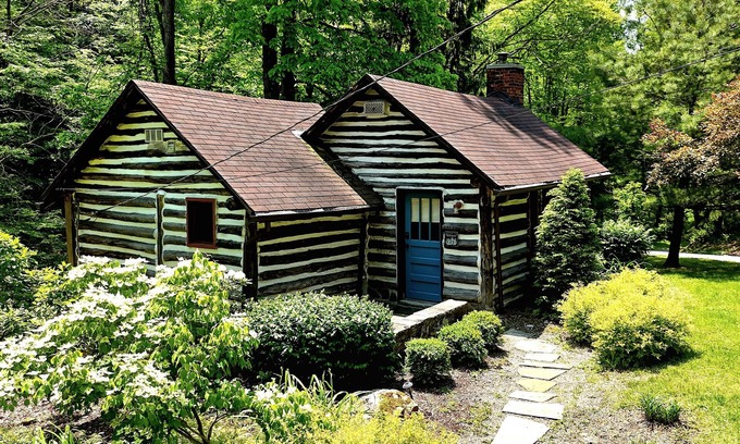 Chalk Hill Cottage | Fayette Springs House-Rustic Luxury close to trails, whitewater and winery!