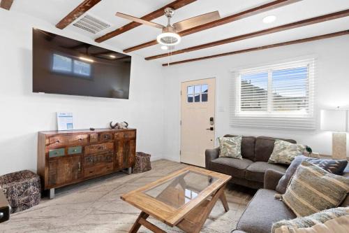 Evans Churchill Apartment | Featherlight Cottage with BBQ and Hot Tub in Downtown Phoenix