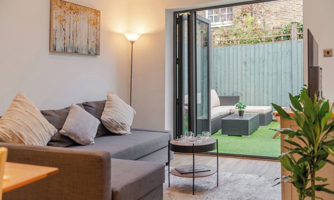 Battersea Apartment | Featuring garden views, Three-Bedroom Bliss in London