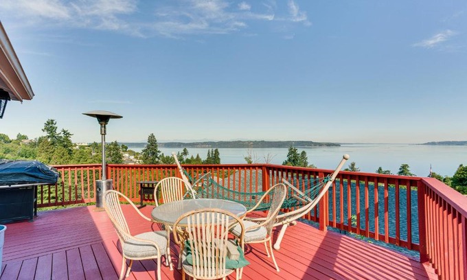 Federal Way House | Federal Way Vacation Rental Bay and Mountain Views!
