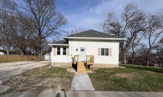 West Des Moines House | Feel at home in these completely remodeled 4 BR, 3 BA homes.