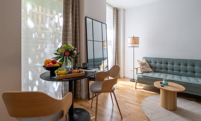 Kreuzberg Apartment | Feel-good apartment with four-poster bed and terrace