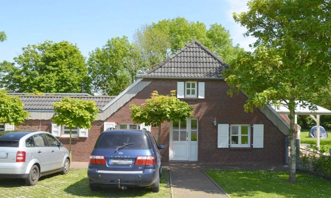 Großwurden Condo | Feel-good oasis right by the sea with a beautiful garden and mature trees