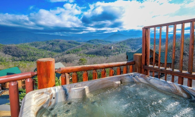 Gatlinburg - Pigeon Forge Cabin | Feel Like You're on Top of the World - Misty Hollow