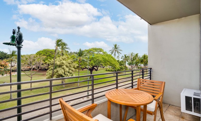 Waikiki Apartment | 🕰Feel the warm décor of🎗pink, tans, & browns in 311 at Waikiki Grand Hotel®🗺