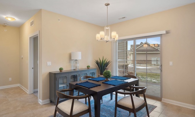 West Des Moines Condo | Felicitous Spacious Clean Safe Jordan Creek Perks W/Garage