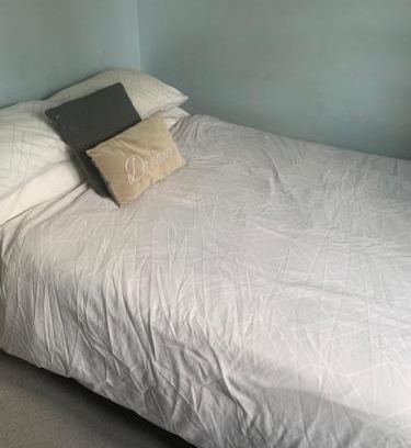 Pewsey House | FEMALES ONLY OR Couples for DOUBLE ROOM - near Stonehenge