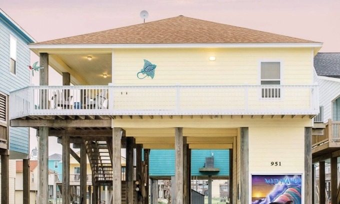 Port Bolivar House | Fenced Yard ~ Cargo Lift ~ Fire Pit ~ 3-minute walk to beach!