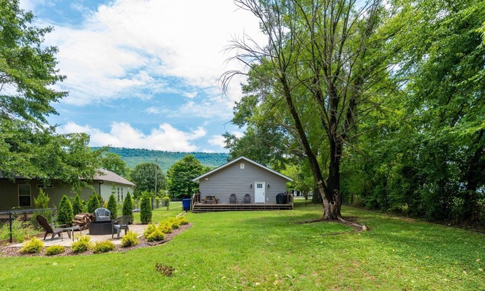 Lookout Valley Neighborhood Association House | Fenced yard - Dogs - 1 mile The Venue - 10 min to Chattanooga-Lookout Mountain