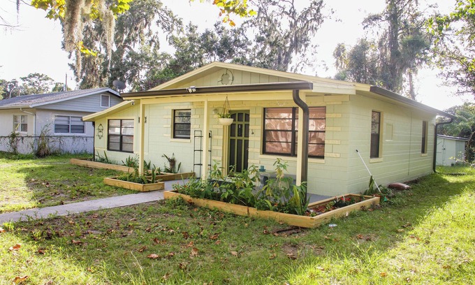 Edgewater House | Fenced yard lots of Parking for trailer close to beach 4 bedrooms Edgewater