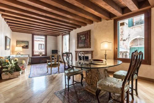 San Marco Apartment | Fenice Double Canal view by LionHost
