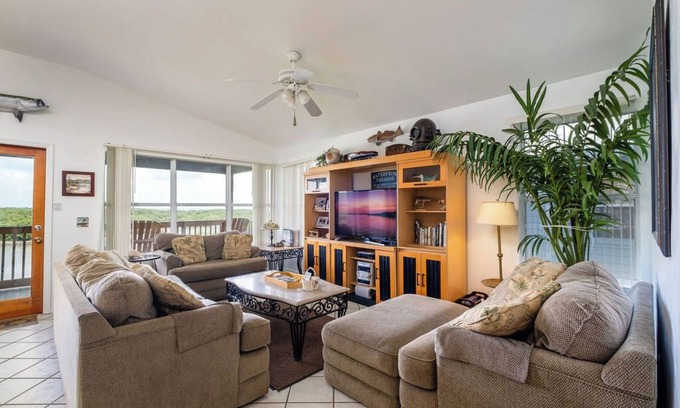 Cedar Key Condo | Fenimore Mill 8D - Boat Parking, Pool & Hot Tub!