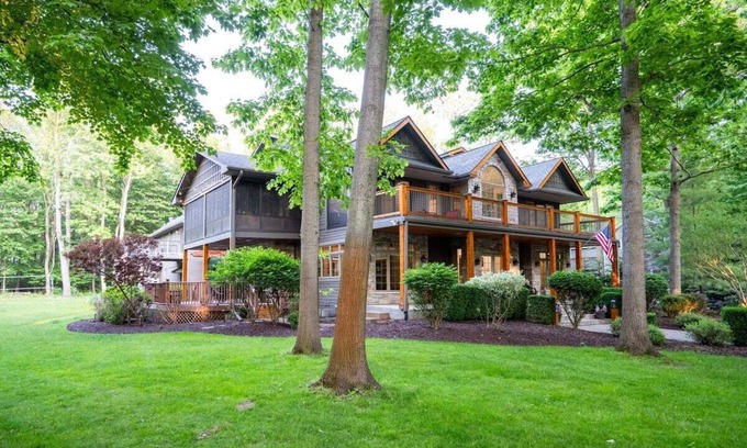 Saugatuck House | Fennville Stunner! Hot tub, Theatre, Assoc Lake MI Beach
