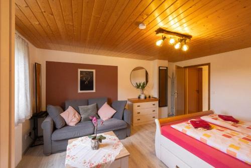 Sankt Georgen im Schwarzwald Apartment | Ferienhof-Gerda-Ferienwohnung-Schwalbennest
