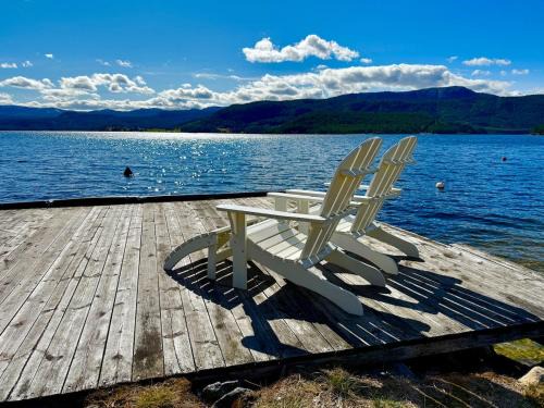 Nissedal House | Feriehus ved Nisser med egen strand, brygge, peis og robåt til fri bruk