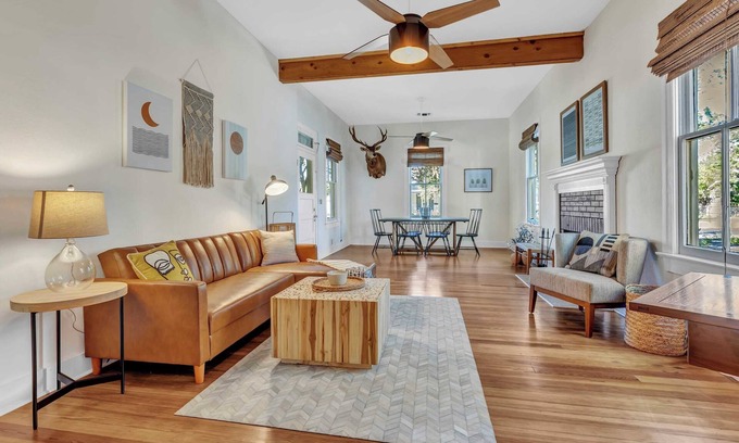 Fredericksburg House | Ferien Haus - Hot Tub, Fire Pit & Walk to Main St
