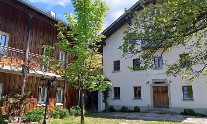 Bohmzwiesel Apartment | Ferienchalet mit großer überdachter Veranda mit Lounge Möbel