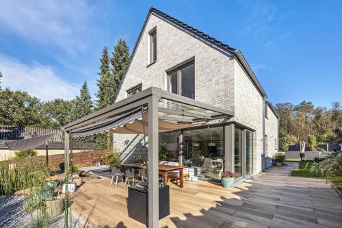 Buchholz in der Nordheide House | Ferienhaus 'Architektenhaus' mit privatem Pool, WLAN und Klimaanlage