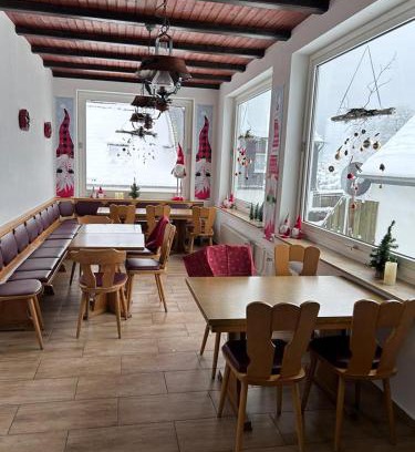 Langewiese House | Ferienhaus Astenblick - Ideal für Weihnachtsfeiern und Familienfeiern bietet Schlafplätze für bis zu 35 Personen