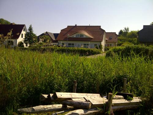 Seedorf Apartment | Ferienhaus Boddenkiek mit Wasserblick in Seedorf