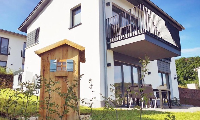 Heringhausen House | FerienHAUS Marta am Diemelsee im Sauerland mit eigener Sauna, Garten, Terrasse, Balkon und Blick auf den See