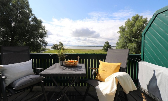 Wieck auf dem Darss Apartment | Ferienwohnung mit Balkon und Blick auf den Bodden