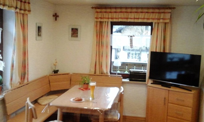 Grabenstatt Apartment | Ferienwohnung 1 im Obergeschoss, 65 qm, für 2 bis 4 Personen, 2 sep. Schlafzimmer und Balkon