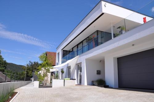 Riedenburg Apartment | Ferienwohnung Burgenblick mit Blick auf Riedenburg